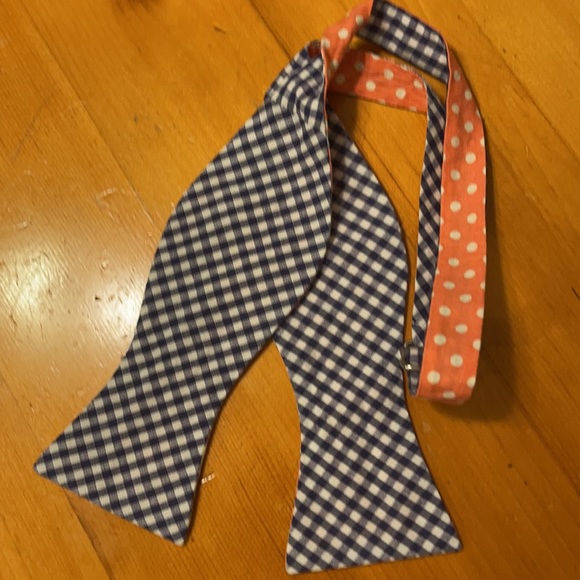 Handmade, Reversible and Recycled fabrics from Vineyard Vines - Bow tie - Picture 3 of 3